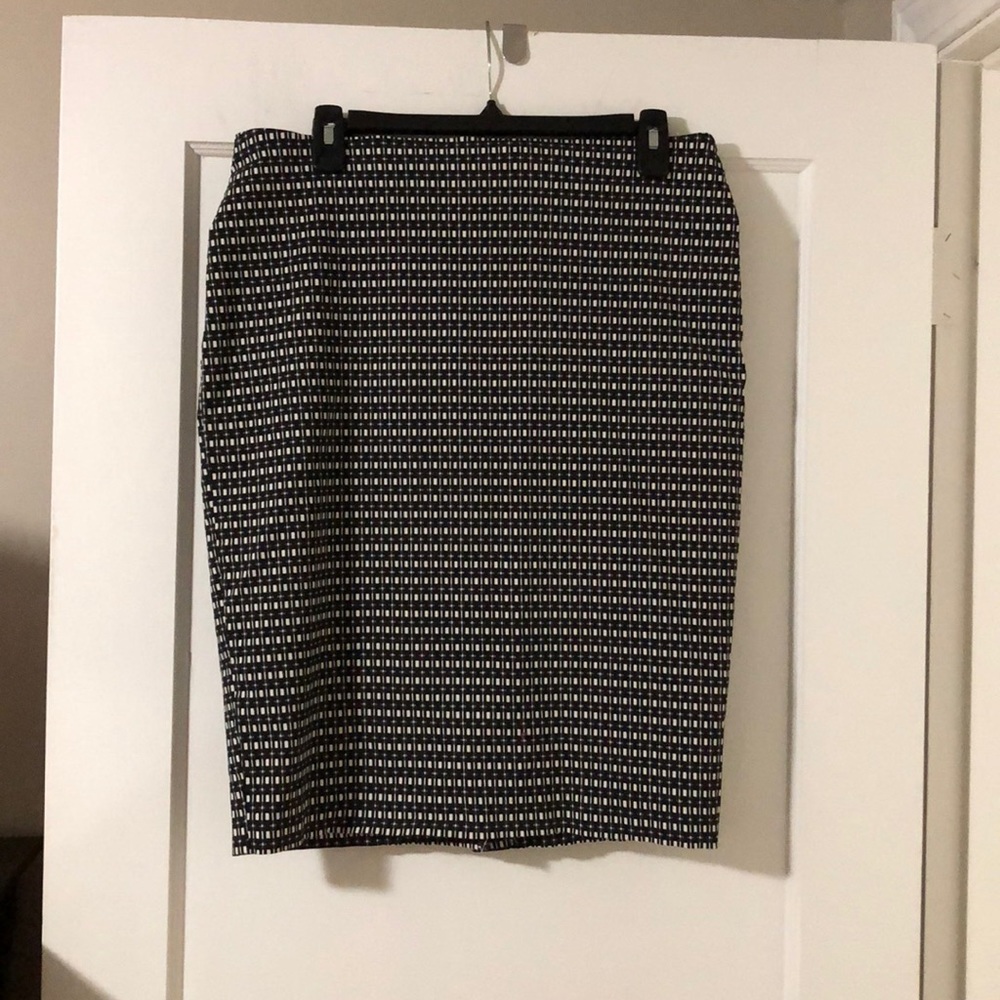 Black & white pencil skirt.